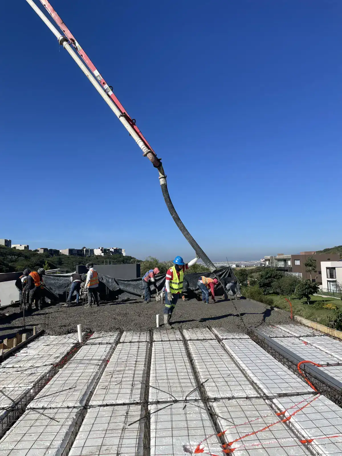Colado con bomba pluma en Risco Altozano, Querétaro